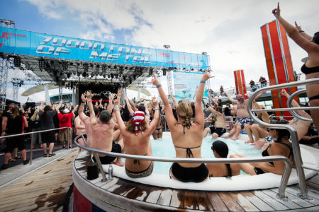 Konzertfoto von Leaves' Eyes auf der 70000 Tons Of Metal 2018