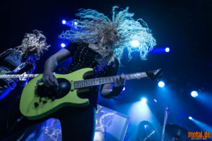 Fotos von Burning Witches auf der Tour Of The Living Dead 2019