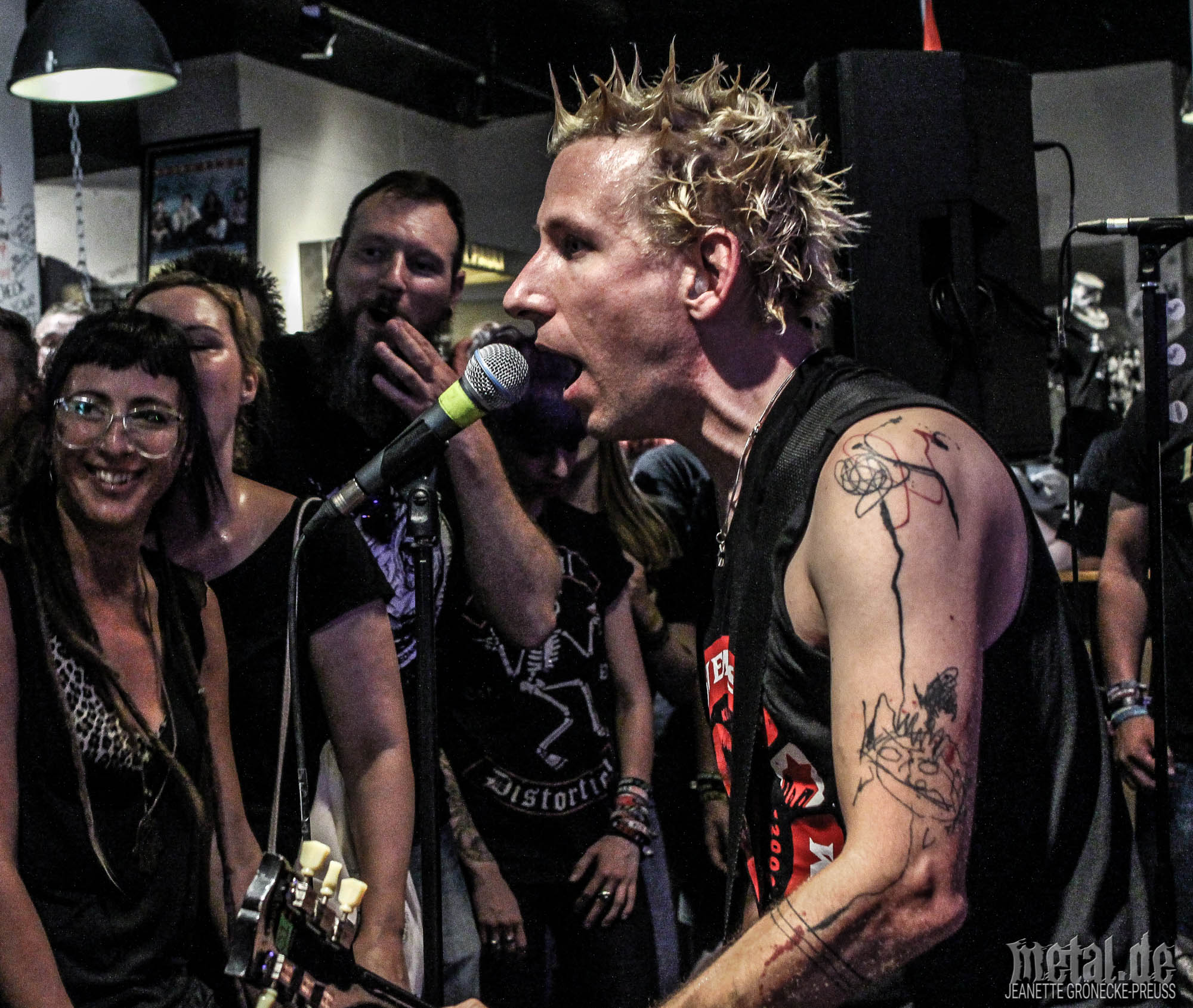 Konzertfotos von ZSK beim Gratiskonzert im FC St.Pauli Fanshop in Hamburg