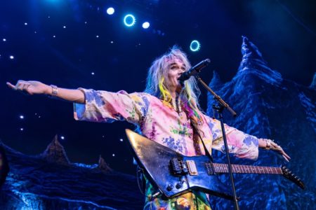 Ayreon - Electric Castle Live And Other Tales: Arjen Lucassen in seiner Paraderolle als Space-Hippie