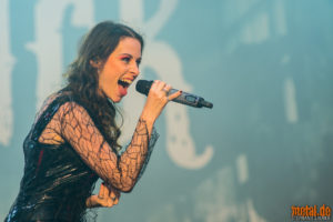Konzerfoto von Beyond The Black auf dem Stuttgarter Flughafen beim Autokonzert 2020