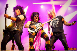 Konzertfotos von Steel Panther - Rockharz Open Air 2022