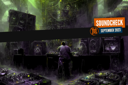 Eine Person sitzt an einem Schreibtisch, vor ihr viele hohe Lautsprecher. Dazu der Text: "Soundcheck September".