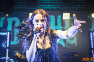 Konzertfotos von Beyond The Black - Dancing In The Dark Tour 2024 in Stuttgart