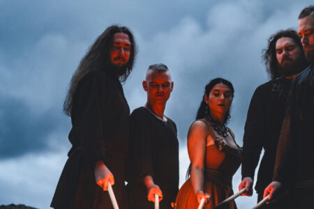 Varg zünden ein Feuer an