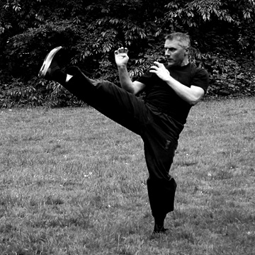 Adam von Schattenpfade beherrscht auch Kampfkunst und betreibt ein Dojo