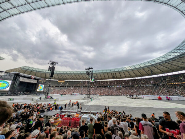 Ansicht des Olympiastadion Berlin während der Evakuierung des Innenraums